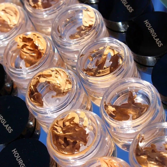 Hourglass Illusion Hyaluronic Skin Tint - Ivory - Picture 5 of 8